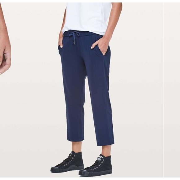 Lululemon On The Fly crop 23”, Navy blue, Size 4 B104 - Picture 1 of 7